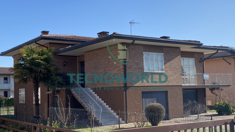 Thiene VILLA singola degli anni '70 offre un'opportunità unica per chi cerca spazio e indipendenz...