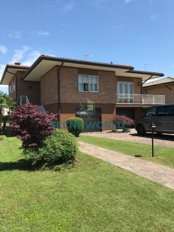 Thiene VILLA singola degli anni '70 offre un'opportunità unica per chi cerca spazio e indipendenz...