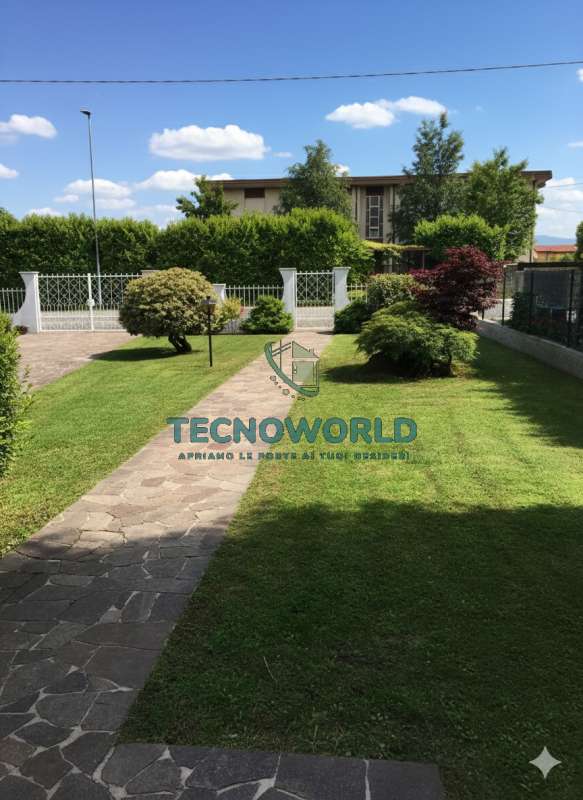 Thiene VILLA singola degli anni '70 offre un'opportunità unica per chi cerca spazio e indipendenz...