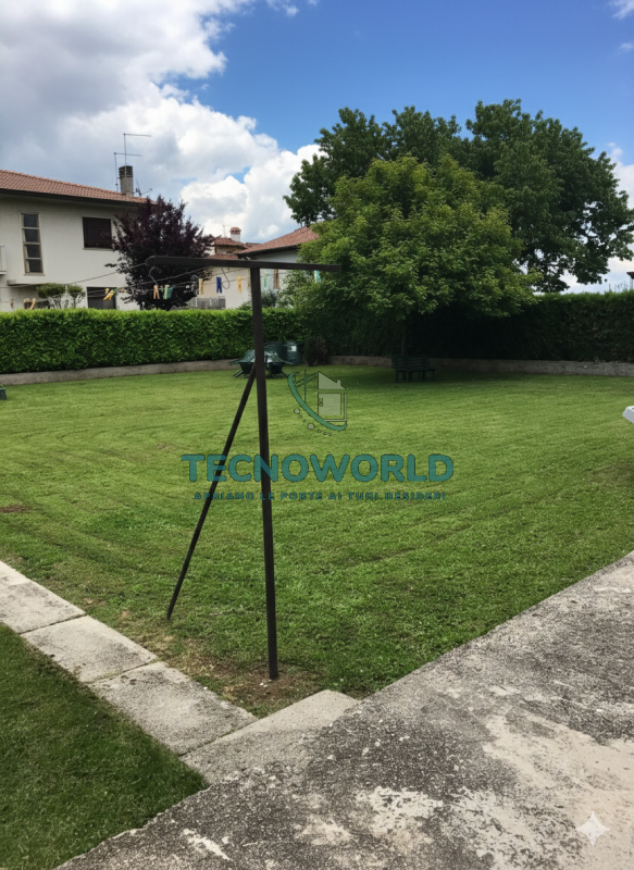 Thiene VILLA singola degli anni '70 offre un'opportunità unica per chi cerca spazio e indipendenz...