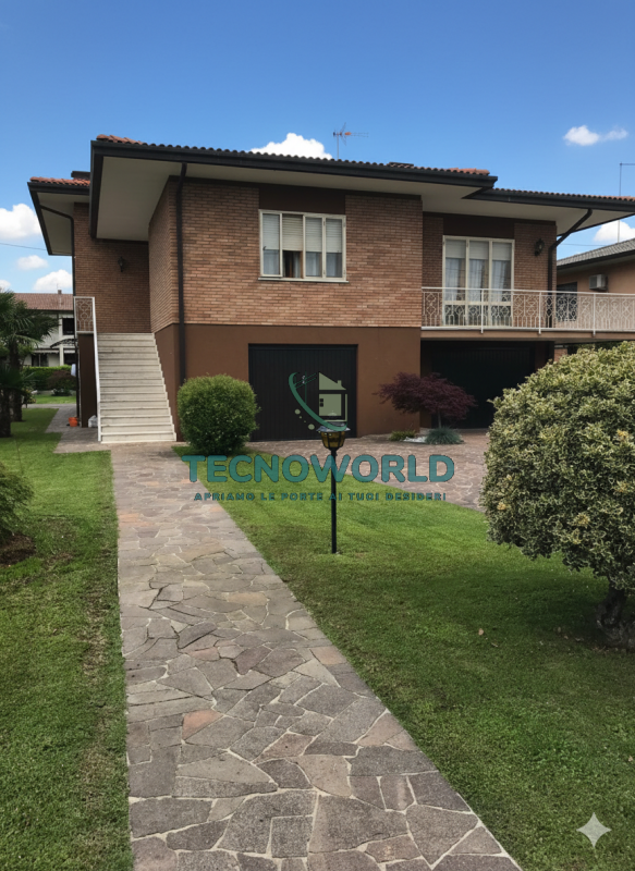 Thiene VILLA singola degli anni '70 offre un'opportunità unica per chi cerca spazio e indipendenz...