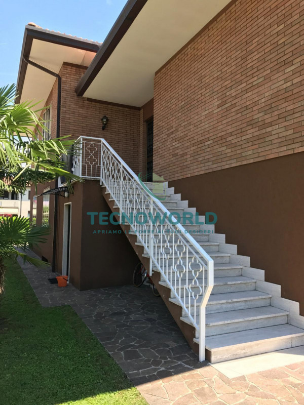 Thiene VILLA singola degli anni '70 offre un'opportunità unica per chi cerca spazio e indipendenz...