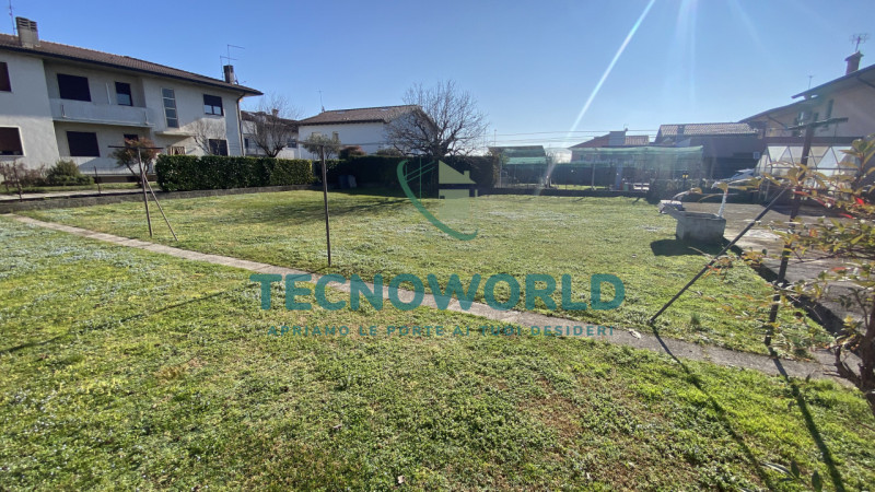 Thiene VILLA singola degli anni '70 offre un'opportunità unica per chi cerca spazio e indipendenz...