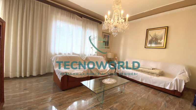 Thiene VILLA singola degli anni '70 offre un'opportunità unica per chi cerca spazio e indipendenz...