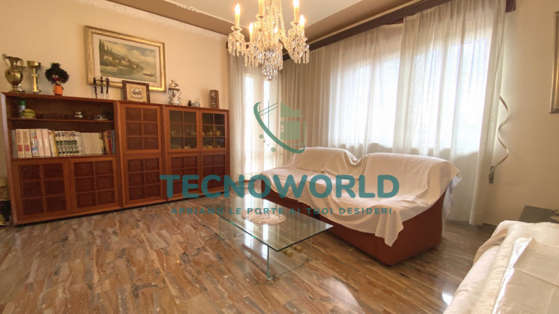 Thiene VILLA singola degli anni '70 offre un'opportunità unica per chi cerca spazio e indipendenz...