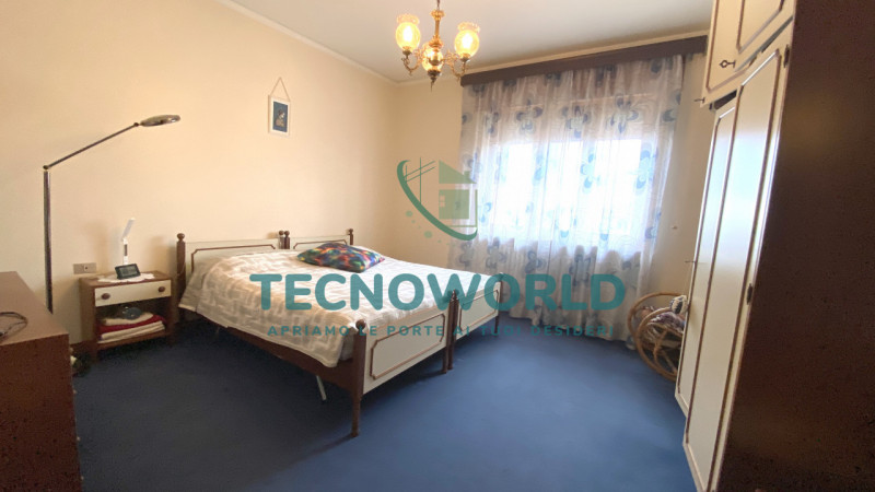 Thiene VILLA singola degli anni '70 offre un'opportunità unica per chi cerca spazio e indipendenz...