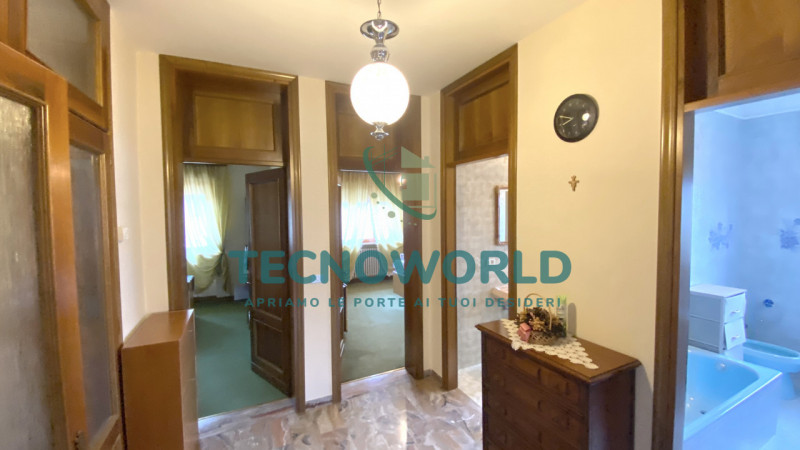 Thiene VILLA singola degli anni '70 offre un'opportunità unica per chi cerca spazio e indipendenz...