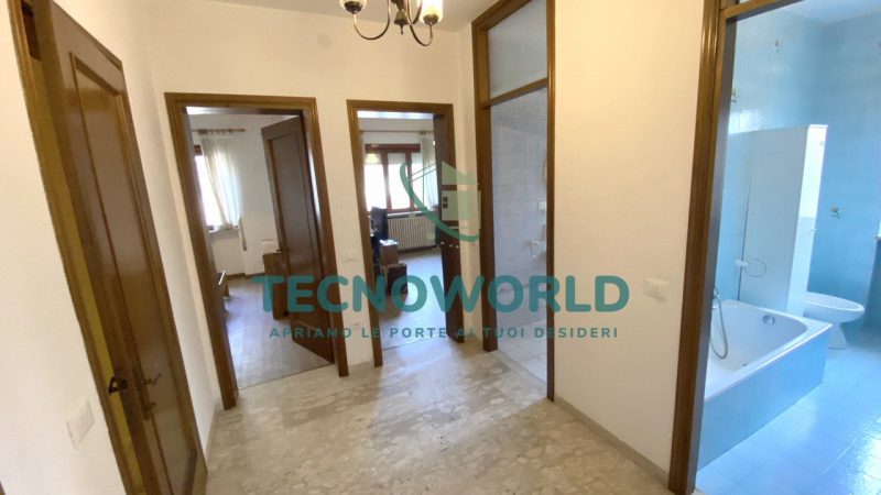 Thiene VILLA singola degli anni '70 offre un'opportunità unica per chi cerca spazio e indipendenz...