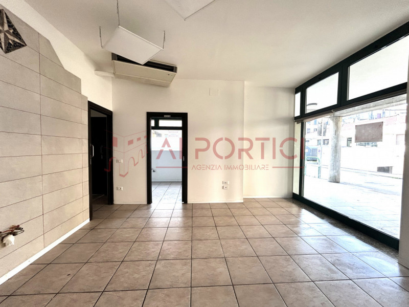 PIOVE DI SACCO Centro Storico - NEGOZIO di 65mq commerciali che gode di piena visibilità grazie a...