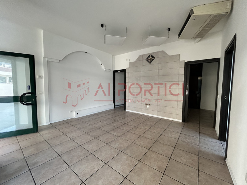 PIOVE DI SACCO Centro Storico - NEGOZIO di 65mq commerciali che gode di piena visibilità grazie a...