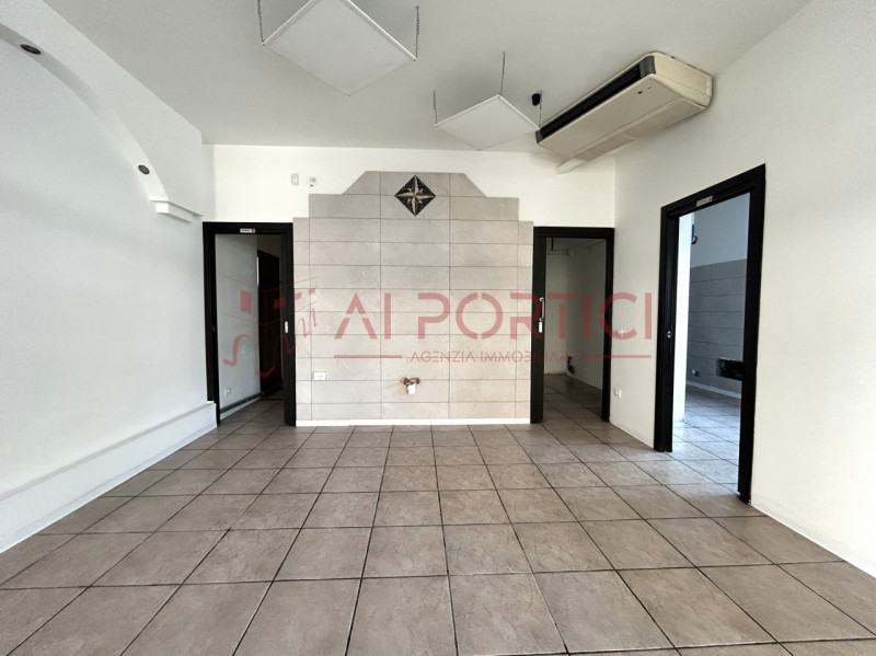 PIOVE DI SACCO Centro Storico - NEGOZIO di 65mq commerciali che gode di piena visibilità grazie a...