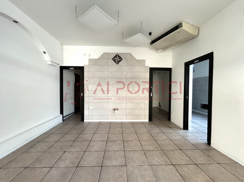 PIOVE DI SACCO Centro Storico - NEGOZIO di 65mq commerciali che gode di piena visibilità grazie a...