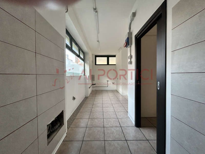 PIOVE DI SACCO Centro Storico - NEGOZIO di 65mq commerciali che gode di piena visibilità grazie a...