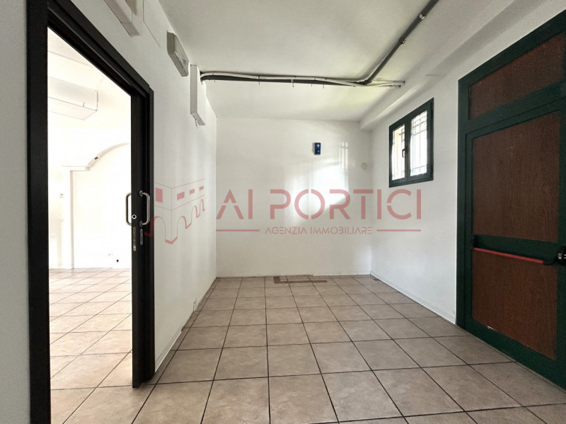 PIOVE DI SACCO Centro Storico - NEGOZIO di 65mq commerciali che gode di piena visibilità grazie a...