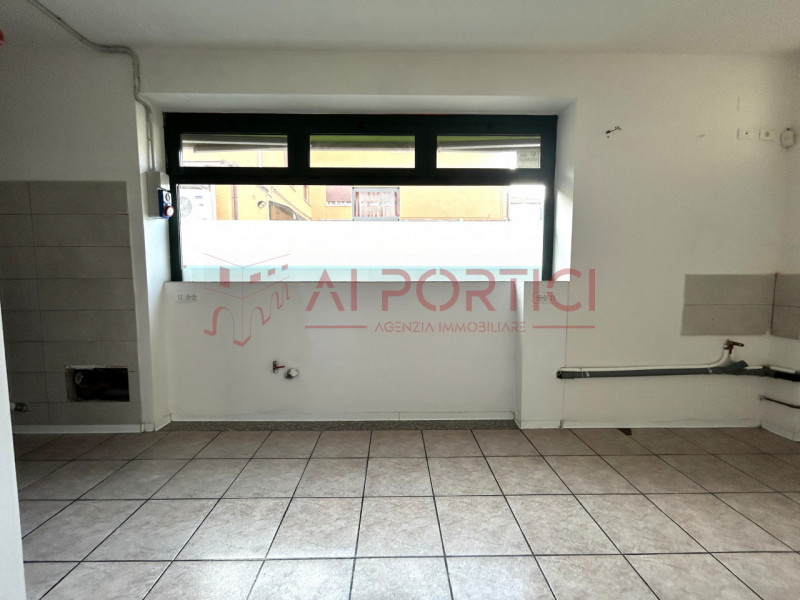 PIOVE DI SACCO Centro Storico - NEGOZIO di 65mq commerciali che gode di piena visibilità grazie a...