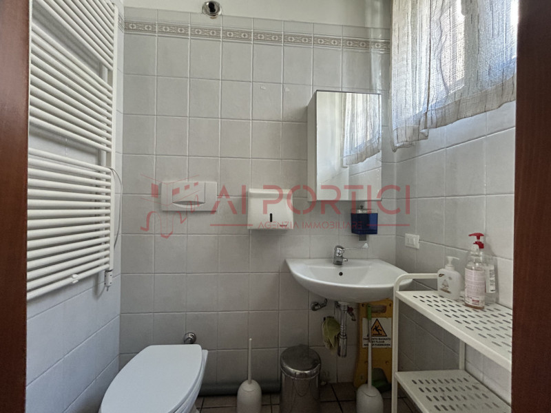 PIOVE DI SACCO Centro Storico - NEGOZIO di 65mq commerciali che gode di piena visibilità grazie a...