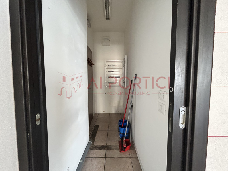 PIOVE DI SACCO Centro Storico - NEGOZIO di 65mq commerciali che gode di piena visibilità grazie a...