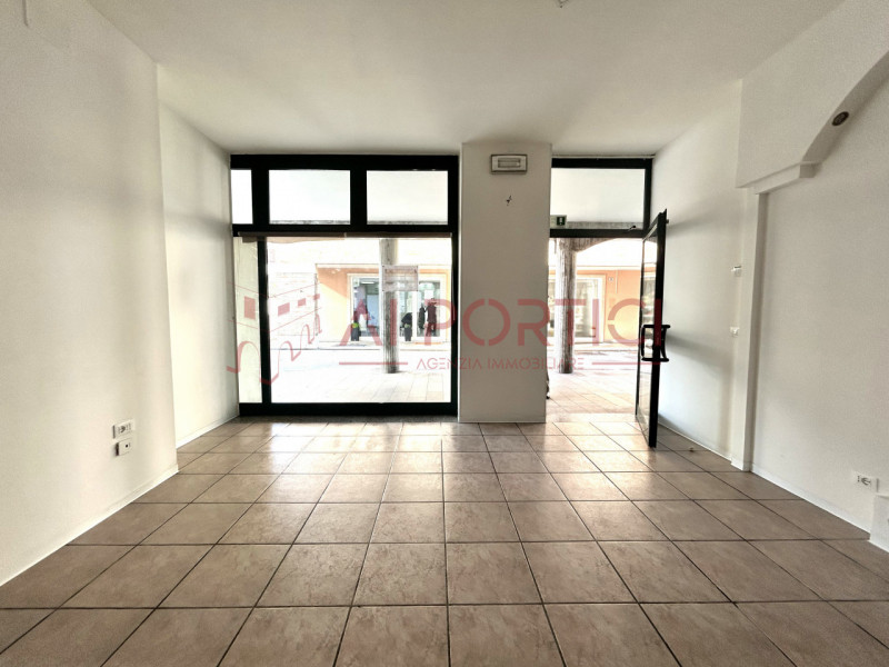 PIOVE DI SACCO Centro Storico - NEGOZIO di 65mq commerciali che gode di piena visibilità grazie a...