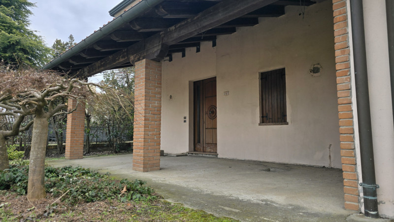 Proponiamo a Solesino bifamiliare in orizzontale di ampie metrature con garage doppio.

L'abitazi...