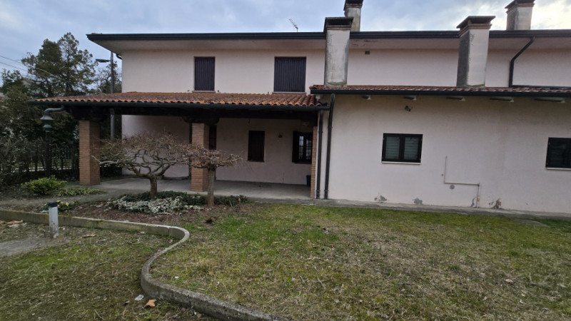 Proponiamo a Solesino bifamiliare in orizzontale di ampie metrature con garage doppio.

L'abitazi...