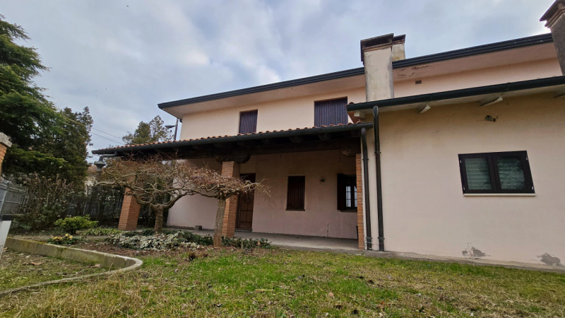 Proponiamo a Solesino bifamiliare in orizzontale di ampie metrature con garage doppio.

L'abitazi...