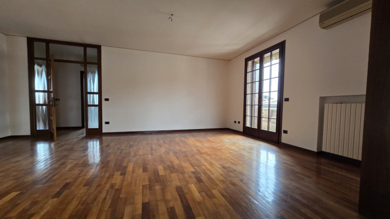 Proponiamo a Solesino bifamiliare in orizzontale di ampie metrature con garage doppio.

L'abitazi...