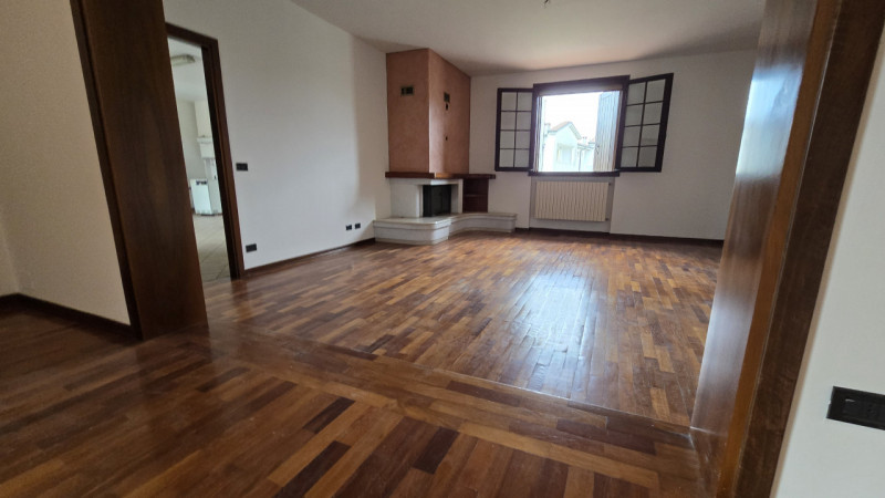 Proponiamo a Solesino bifamiliare in orizzontale di ampie metrature con garage doppio.

L'abitazi...