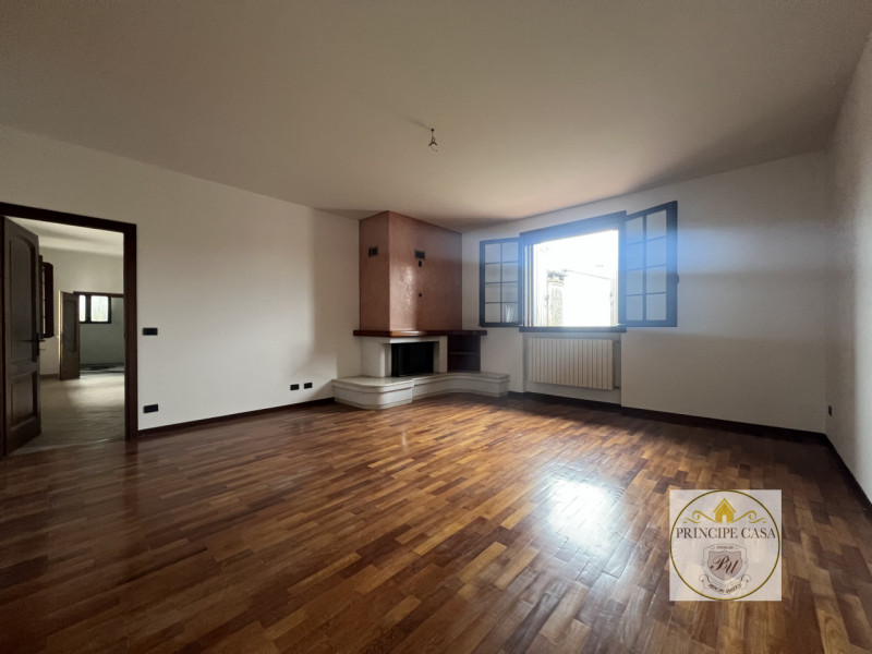 Proponiamo a Solesino bifamiliare in orizzontale di ampie metrature con garage doppio.

L'abitazi...