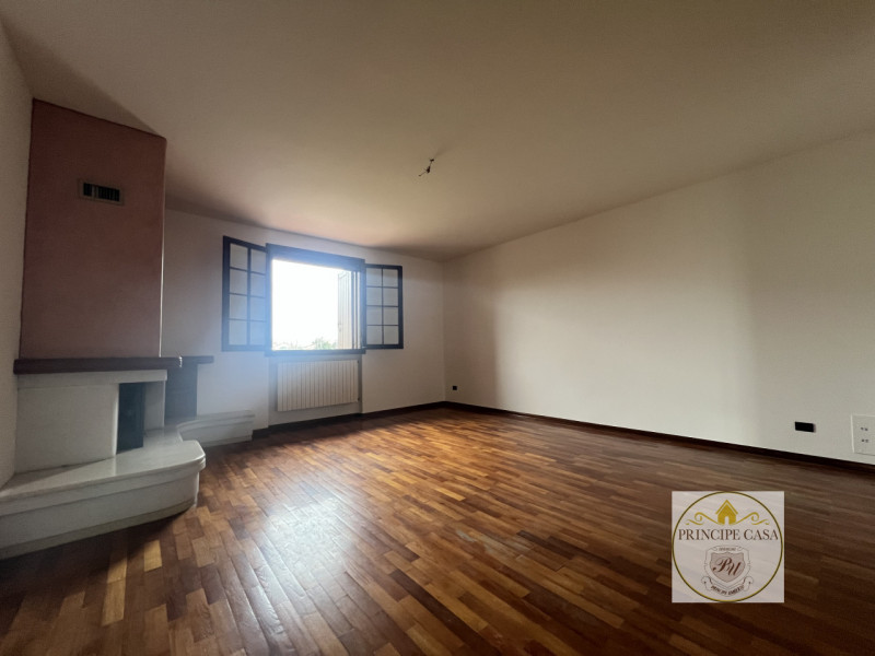 Proponiamo a Solesino bifamiliare in orizzontale di ampie metrature con garage doppio.

L'abitazi...