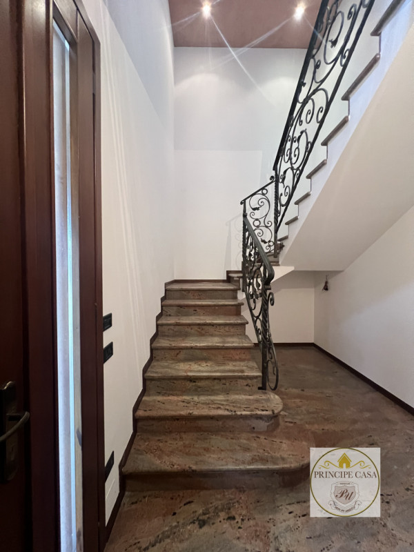 Proponiamo a Solesino bifamiliare in orizzontale di ampie metrature con garage doppio.

L'abitazi...