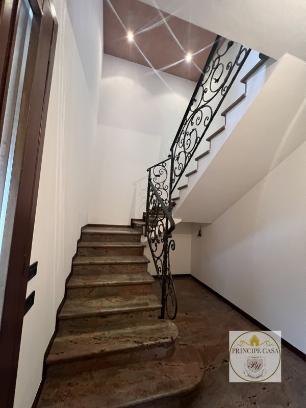 Proponiamo a Solesino bifamiliare in orizzontale di ampie metrature con garage doppio.

L'abitazi...