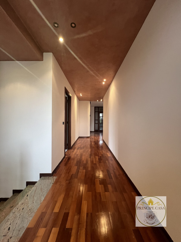 Proponiamo a Solesino bifamiliare in orizzontale di ampie metrature con garage doppio.

L'abitazi...