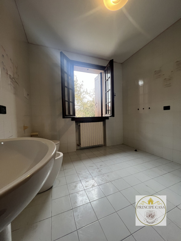 Proponiamo a Solesino bifamiliare in orizzontale di ampie metrature con garage doppio.

L'abitazi...