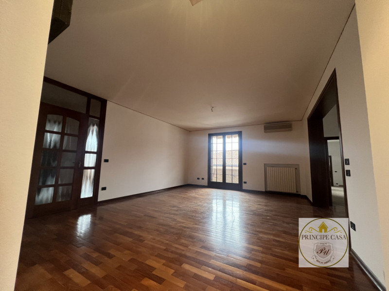 Proponiamo a Solesino bifamiliare in orizzontale di ampie metrature con garage doppio.

L'abitazi...