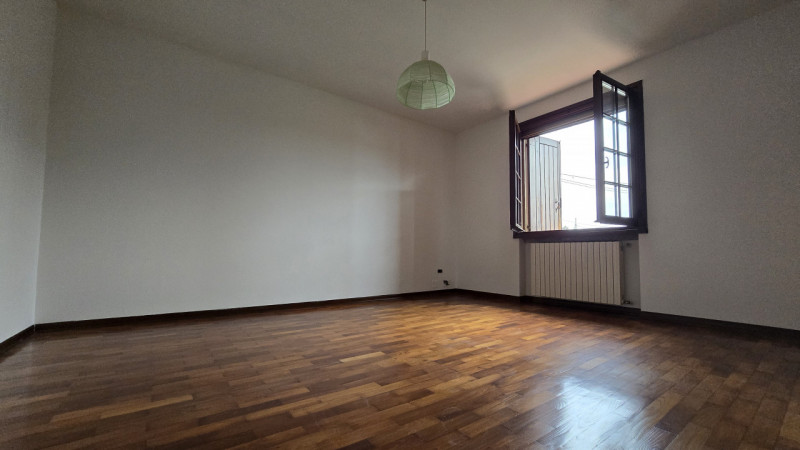 Proponiamo a Solesino bifamiliare in orizzontale di ampie metrature con garage doppio.

L'abitazi...