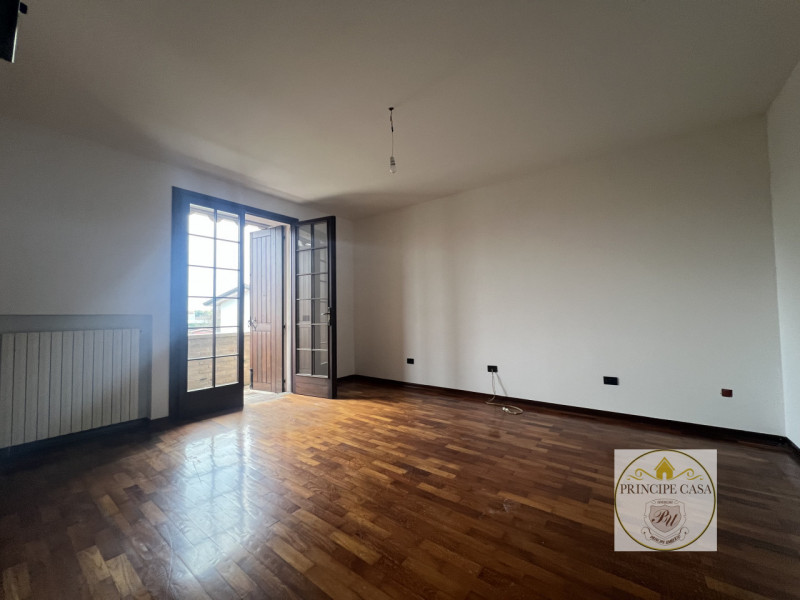 Proponiamo a Solesino bifamiliare in orizzontale di ampie metrature con garage doppio.

L'abitazi...