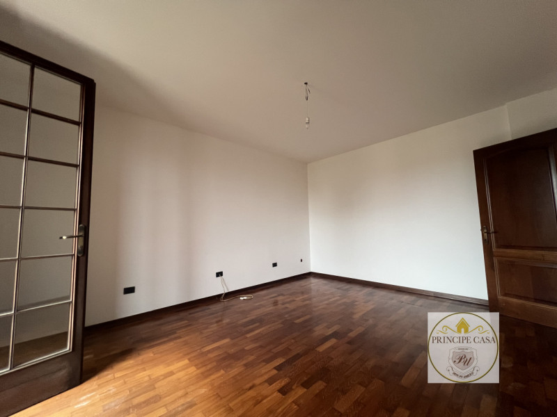 Proponiamo a Solesino bifamiliare in orizzontale di ampie metrature con garage doppio.

L'abitazi...