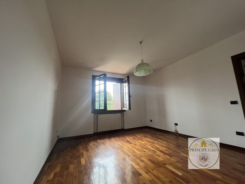 Proponiamo a Solesino bifamiliare in orizzontale di ampie metrature con garage doppio.

L'abitazi...