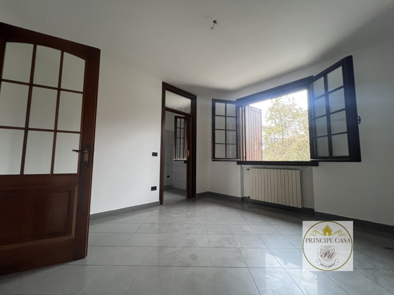 Proponiamo a Solesino bifamiliare in orizzontale di ampie metrature con garage doppio.

L'abitazi...