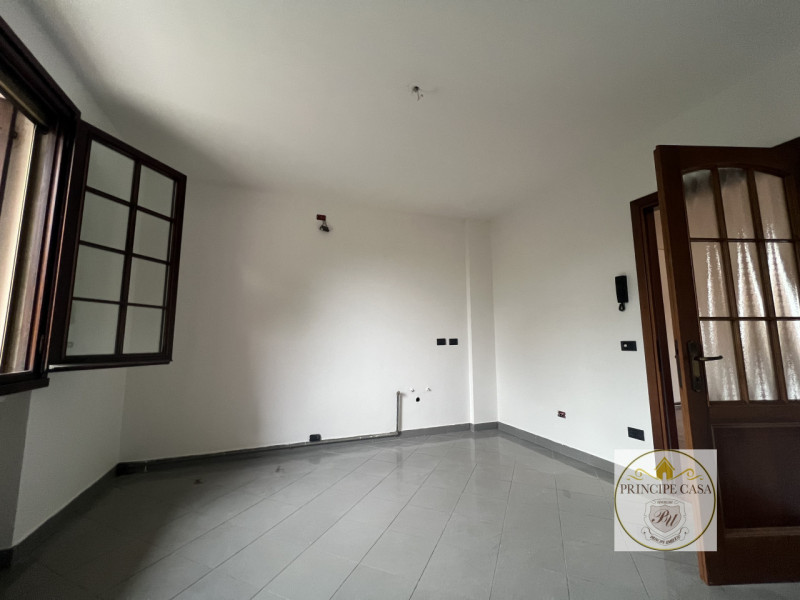 Proponiamo a Solesino bifamiliare in orizzontale di ampie metrature con garage doppio.

L'abitazi...