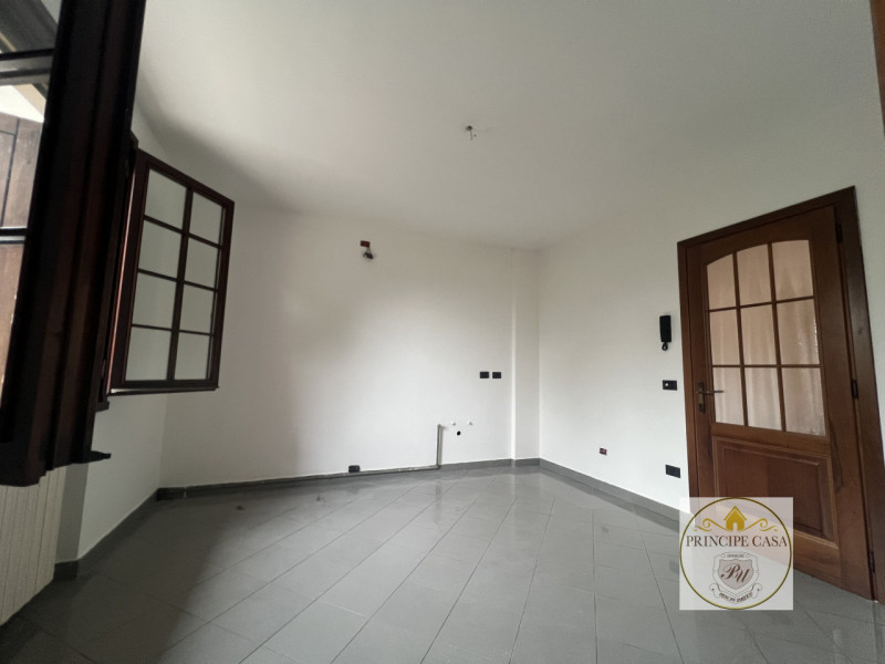 Proponiamo a Solesino bifamiliare in orizzontale di ampie metrature con garage doppio.

L'abitazi...