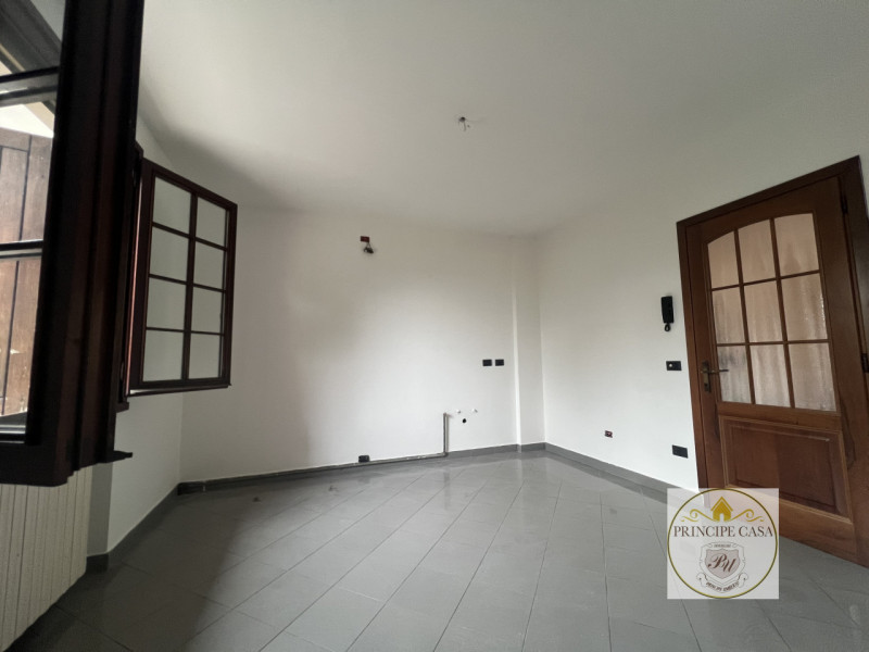 Proponiamo a Solesino bifamiliare in orizzontale di ampie metrature con garage doppio.

L'abitazi...