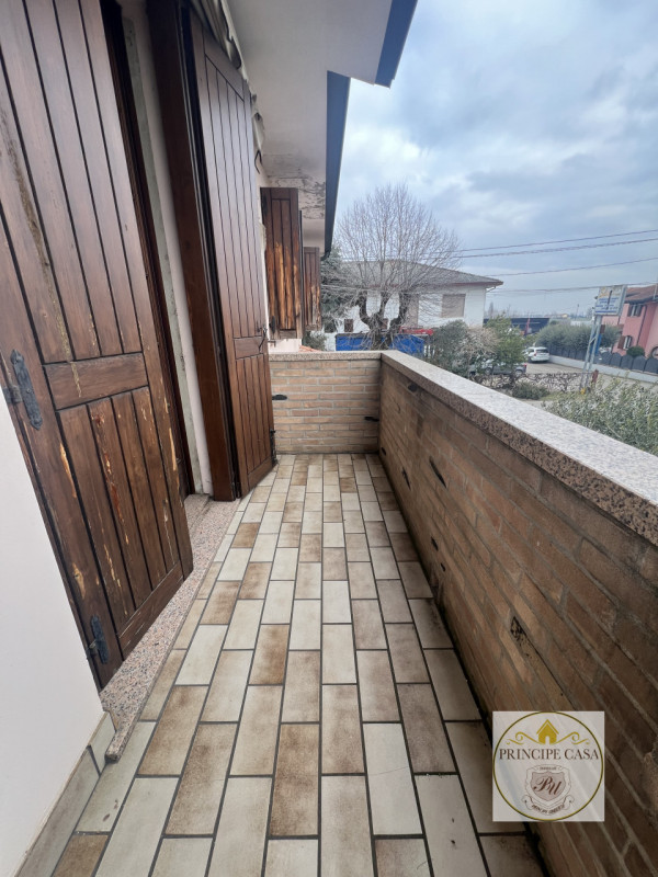 Proponiamo a Solesino bifamiliare in orizzontale di ampie metrature con garage doppio.

L'abitazi...