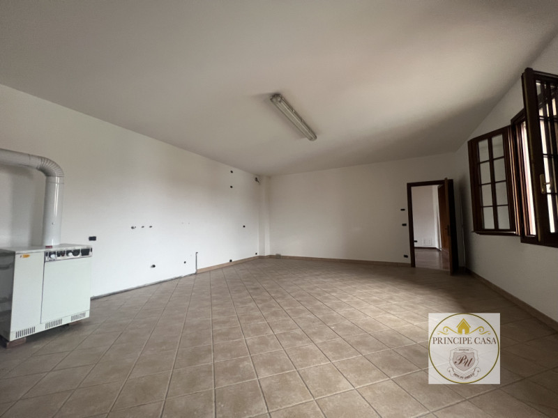 Proponiamo a Solesino bifamiliare in orizzontale di ampie metrature con garage doppio.

L'abitazi...