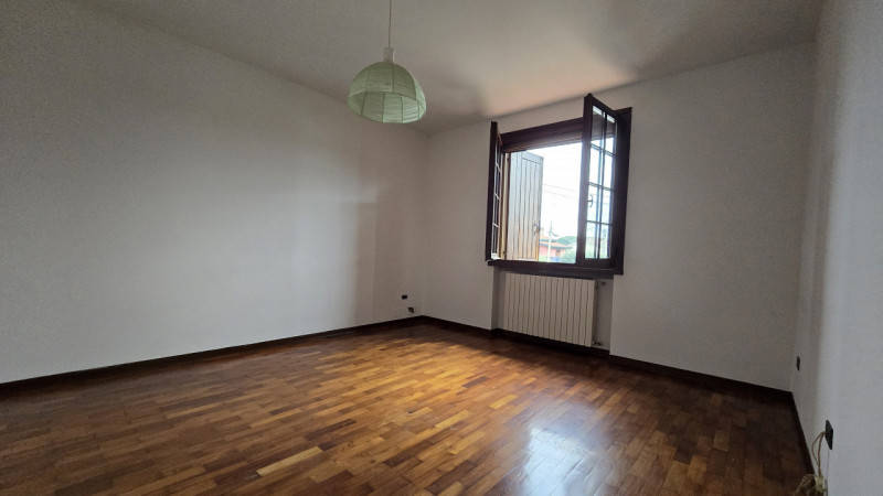 Proponiamo a Solesino bifamiliare in orizzontale di ampie metrature con garage doppio.

L'abitazi...