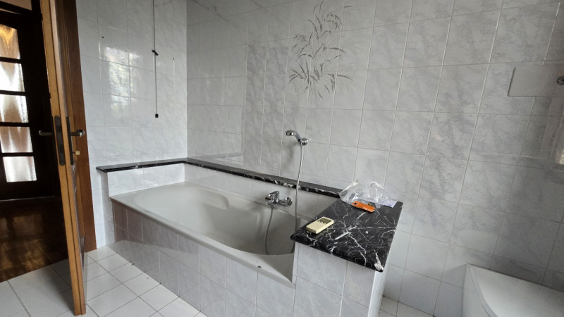 Proponiamo a Solesino bifamiliare in orizzontale di ampie metrature con garage doppio.

L'abitazi...