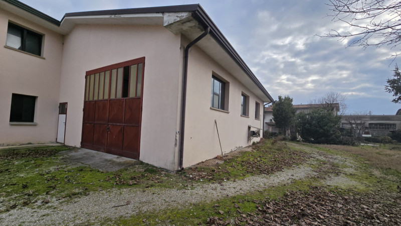 Proponiamo a Solesino bifamiliare in orizzontale di ampie metrature con garage doppio.

L'abitazi...