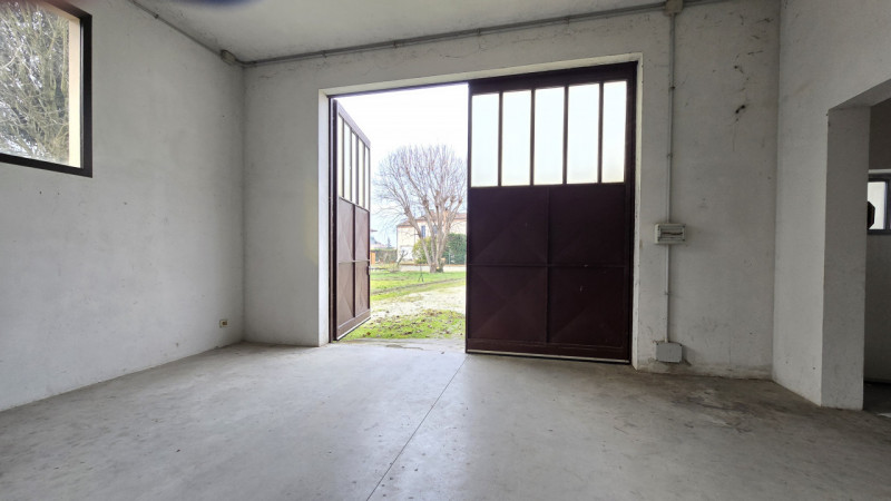 Proponiamo a Solesino bifamiliare in orizzontale di ampie metrature con garage doppio.

L'abitazi...