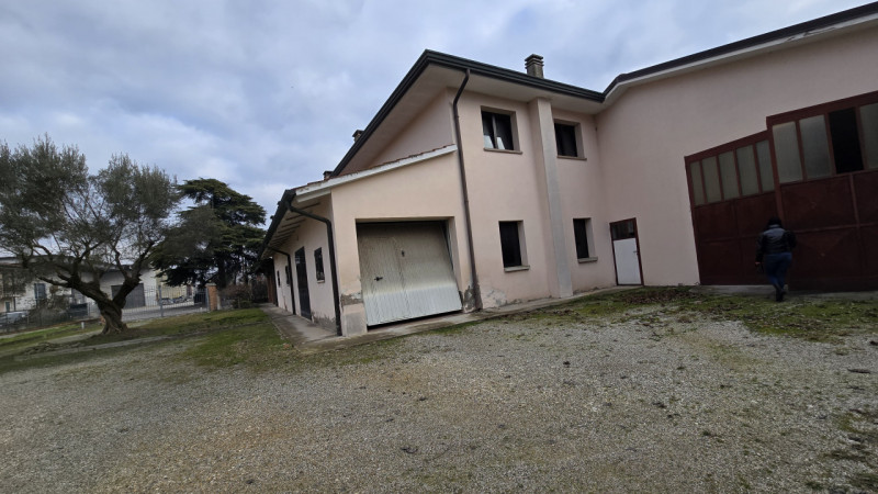 Proponiamo a Solesino bifamiliare in orizzontale di ampie metrature con garage doppio.

L'abitazi...