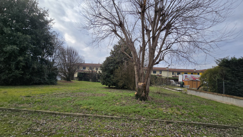 Proponiamo a Solesino bifamiliare in orizzontale di ampie metrature con garage doppio.

L'abitazi...